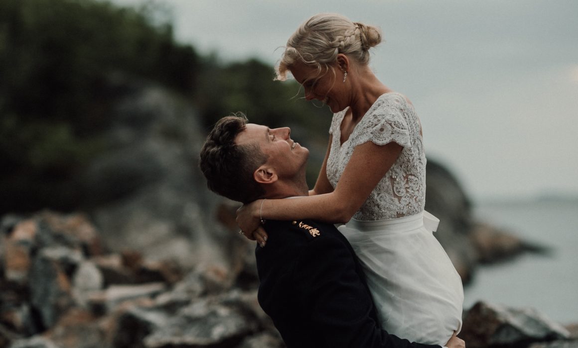 bröllop ale, Bröllop göteborg, bröllop grand hotell, bröllop i uniform, bröllop marstrand, bröllop marstrands kyrka, bröllop på marstrand, bröllop vid havet, bröllopfoton marstrand, bröllopsbilder göteborg, bröllopsfotograf Ale, bröllopsfotograf Göteborg, Bröllopsfotograf Jennifer Nilsson, bröllopsfotograf kungälv, bröllopsfotograf marstrand, bröllopsfotograf västkusten, bröllopsfotografering marstrand, bröllopsklänning ivory and grace, bröllopsporträtt vid havet, fest marstrand, fest på marstrand, församlingshemmet marstrand, Fotograf Jennifer Nilsson, havsbröllop, ivory and grace bröllopsklänning, marstrand, marstrand solnedgång bröllop, marstrands fästning bröllop, marstrands kyrka, marstrandsbröllop, sabelhäck bröllop. marstrands församlingshem, solnedgång marstrand, uniformsbröllop.bröllop marstrands fästning, västkustbröllop