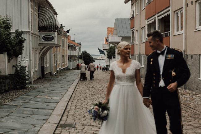 bröllop ale, Bröllop göteborg, bröllop grand hotell, bröllop i uniform, bröllop marstrand, bröllop marstrands kyrka, bröllop på marstrand, bröllop vid havet, bröllopfoton marstrand, bröllopsbilder göteborg, bröllopsfotograf Ale, bröllopsfotograf Göteborg, Bröllopsfotograf Jennifer Nilsson, bröllopsfotograf kungälv, bröllopsfotograf marstrand, bröllopsfotograf västkusten, bröllopsfotografering marstrand, bröllopsklänning ivory and grace, bröllopsporträtt vid havet, fest marstrand, fest på marstrand, församlingshemmet marstrand, Fotograf Jennifer Nilsson, havsbröllop, ivory and grace bröllopsklänning, marstrand, marstrand solnedgång bröllop, marstrands fästning bröllop, marstrands kyrka, marstrandsbröllop, sabelhäck bröllop. marstrands församlingshem, solnedgång marstrand, uniformsbröllop.bröllop marstrands fästning, västkustbröllop