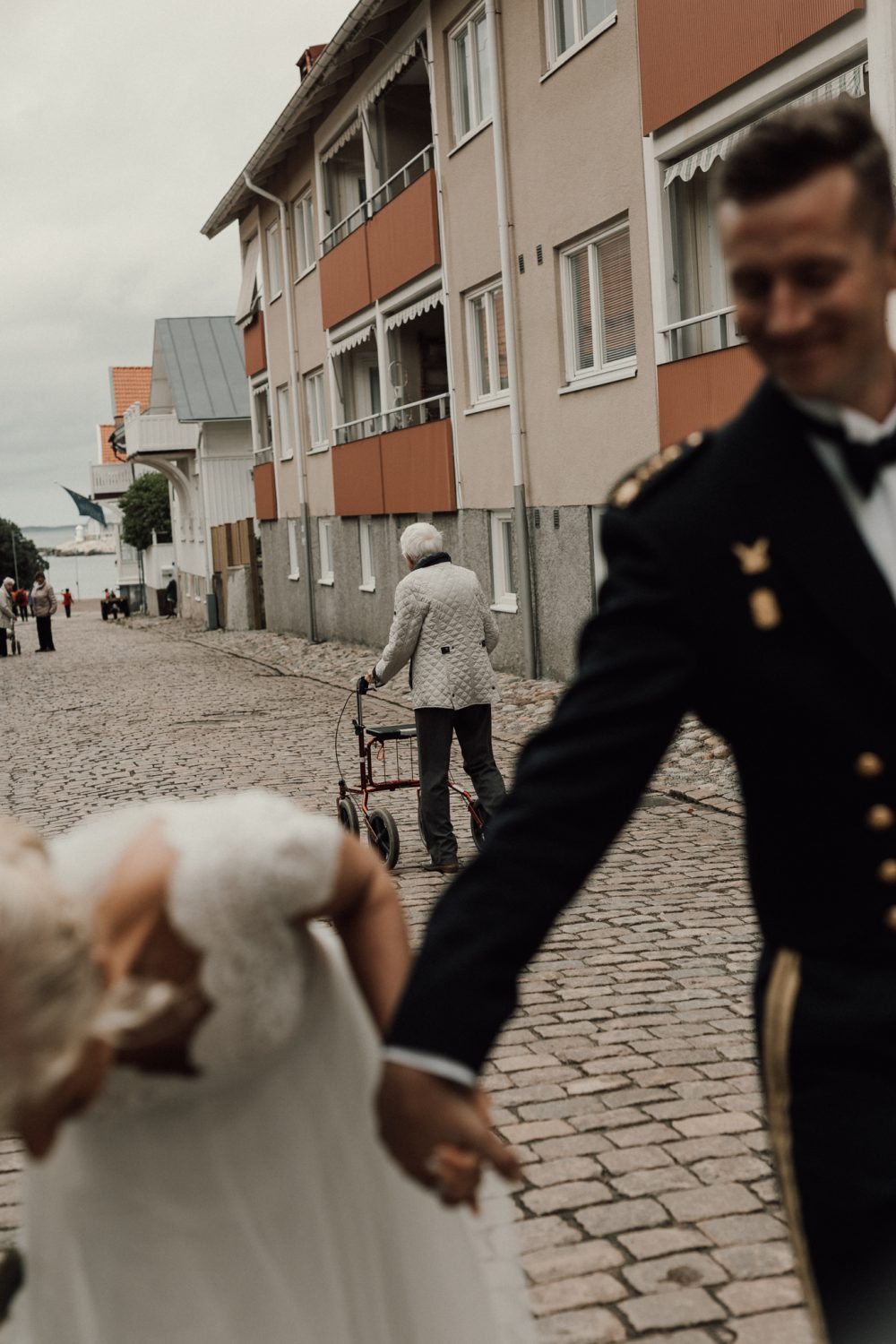 bröllop ale, Bröllop göteborg, bröllop grand hotell, bröllop i uniform, bröllop marstrand, bröllop marstrands kyrka, bröllop på marstrand, bröllop vid havet, bröllopfoton marstrand, bröllopsbilder göteborg, bröllopsfotograf Ale, bröllopsfotograf Göteborg, Bröllopsfotograf Jennifer Nilsson, bröllopsfotograf kungälv, bröllopsfotograf marstrand, bröllopsfotograf västkusten, bröllopsfotografering marstrand, bröllopsklänning ivory and grace, bröllopsporträtt vid havet, fest marstrand, fest på marstrand, församlingshemmet marstrand, Fotograf Jennifer Nilsson, havsbröllop, ivory and grace bröllopsklänning, marstrand, marstrand solnedgång bröllop, marstrands fästning bröllop, marstrands kyrka, marstrandsbröllop, sabelhäck bröllop. marstrands församlingshem, solnedgång marstrand, uniformsbröllop.bröllop marstrands fästning, västkustbröllop