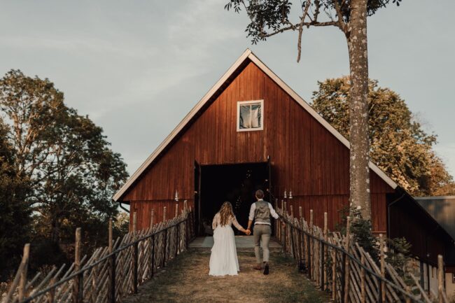 Lantligt bröllop i Småland logen i Fylleskog