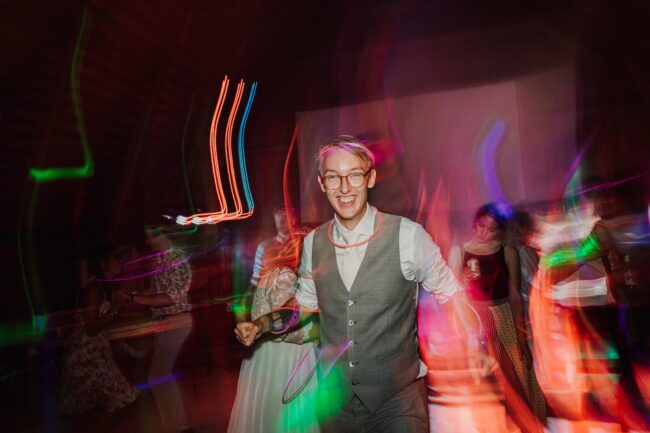Bröllopsfest i Småland med glowsticks